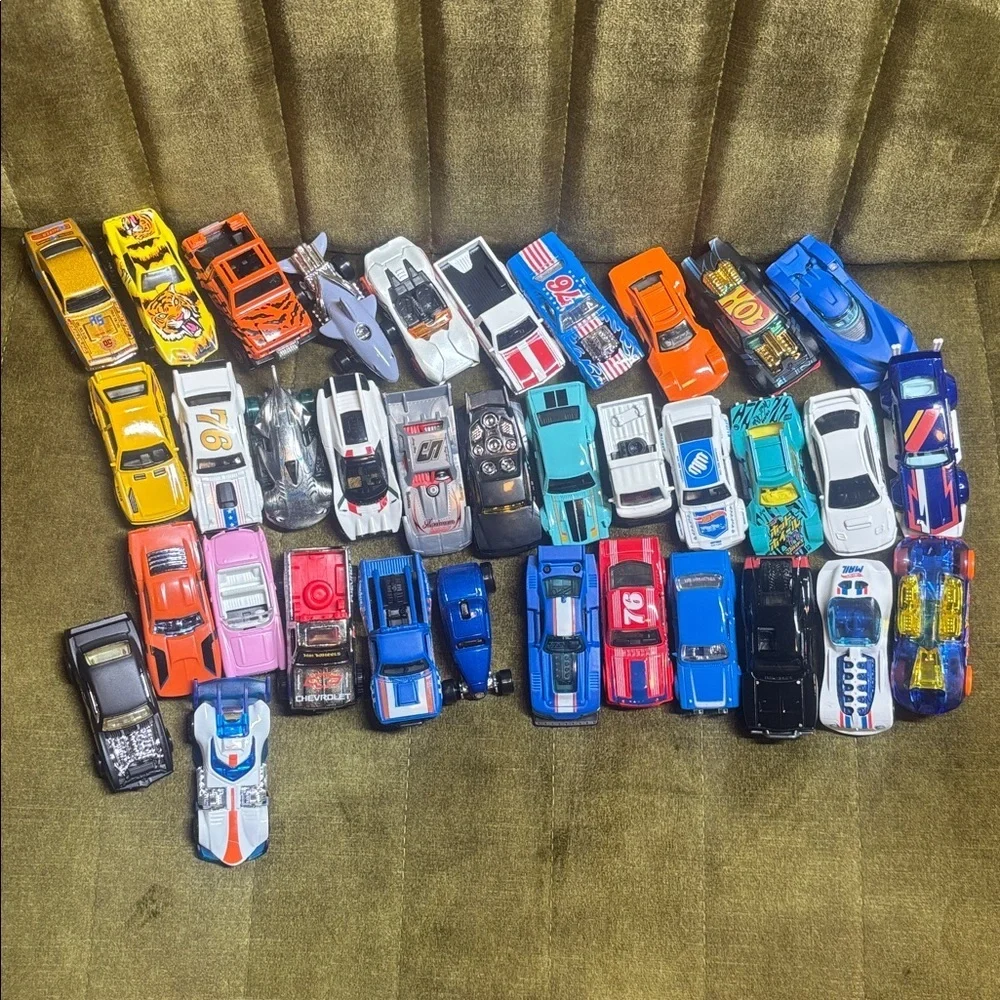 lot of 35 loose pre owned and played with hot wheels cars will not split